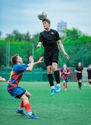 male-soccer-football-player-training-action-wear-soccer-wear
