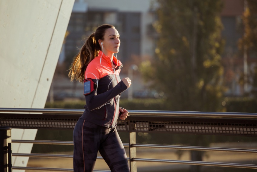 young-woman-running-outdoors-wear-Functional design activewear